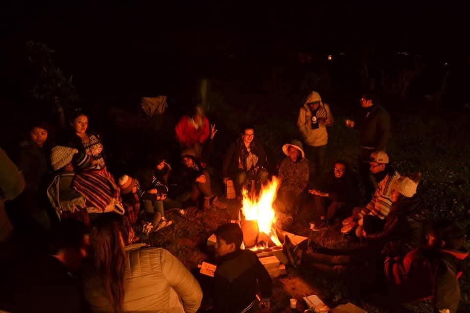 Familia en Noche de Fuega